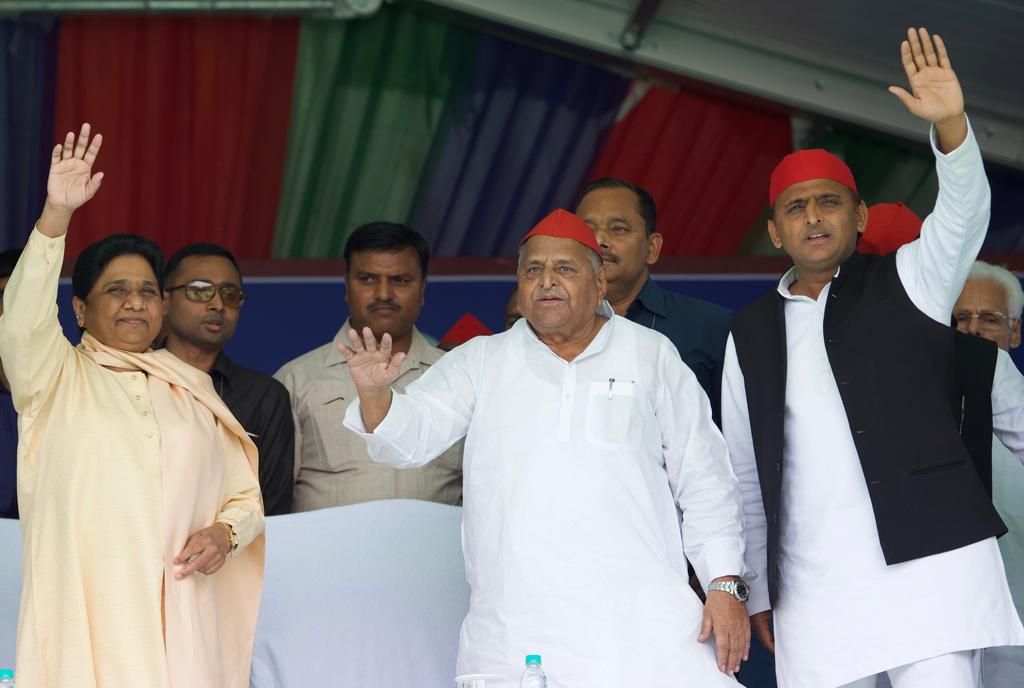 Mulayam Singh Yadav , Mayawati and Akhilesh Yadav share stage