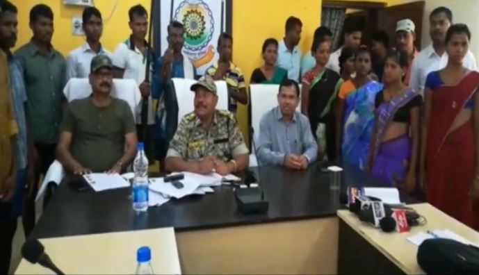 Bijapur Superintendent of Police Gowardhan Thakur addressing a press conference in Bastar