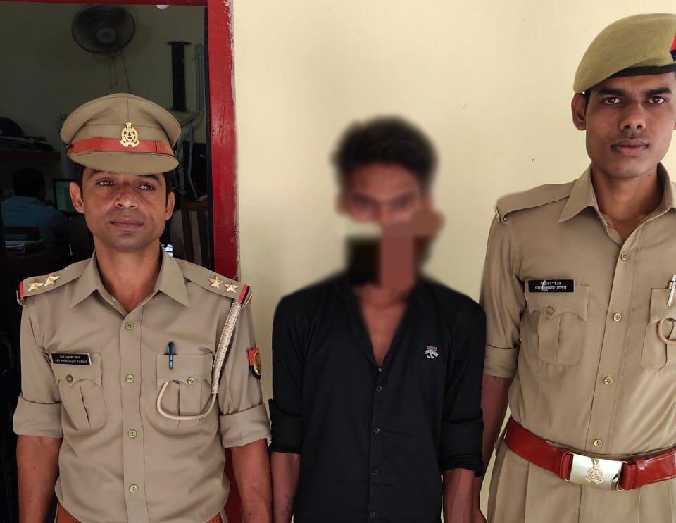 पकड़े गए युवक के साथ पुलिस कर्मी