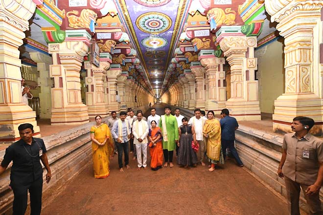 Chief Minister K Chandrashekhar Rao on Friday had darshan of Sri Ramalingeshwara Swamy at Rameshwaram in Tamil Nadu