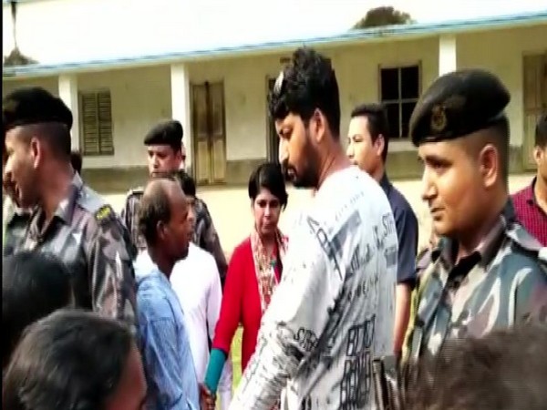 TMC workers preventing BJP cndidate Bharati Ghosh from entering a polling booth in Ghatal, West Bengal on Sunday