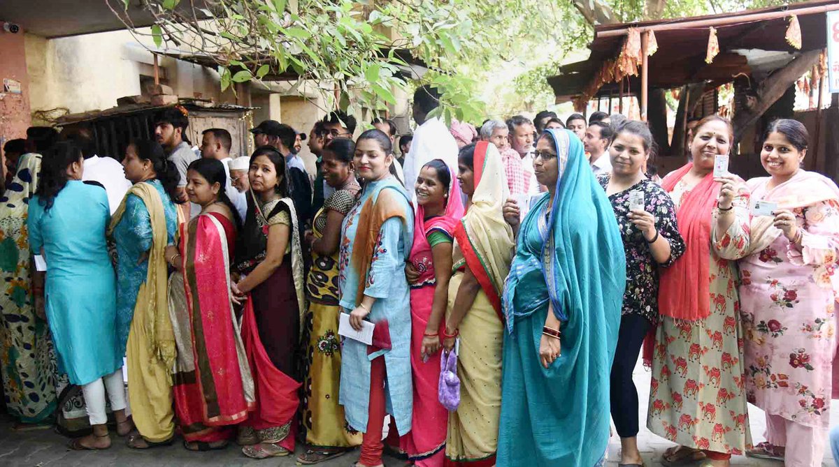 वाराणसी के एक बूथ पर मतदान करने पहुंची महिलाएं