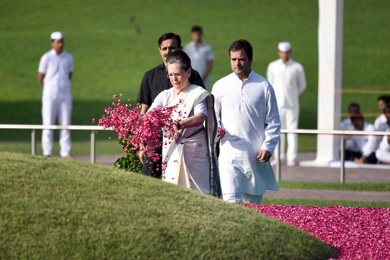 श्रद्धा सुमन अर्पित करती सोनिया गांधी और राहुल गांधी