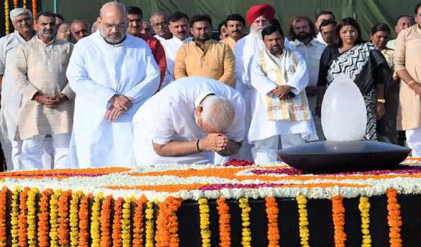 शपथ लेने से पहले राष्ट्रपिता महात्मा गांधी, पूर्व प्रधानमंत्री अटल बिहारी वाजपेयी और शहीदों को श्रद्धांजलि अर्पित की