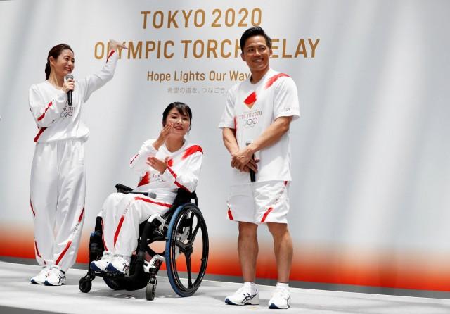 Tokyo 2020 unveils Olympic torchbearer uniform