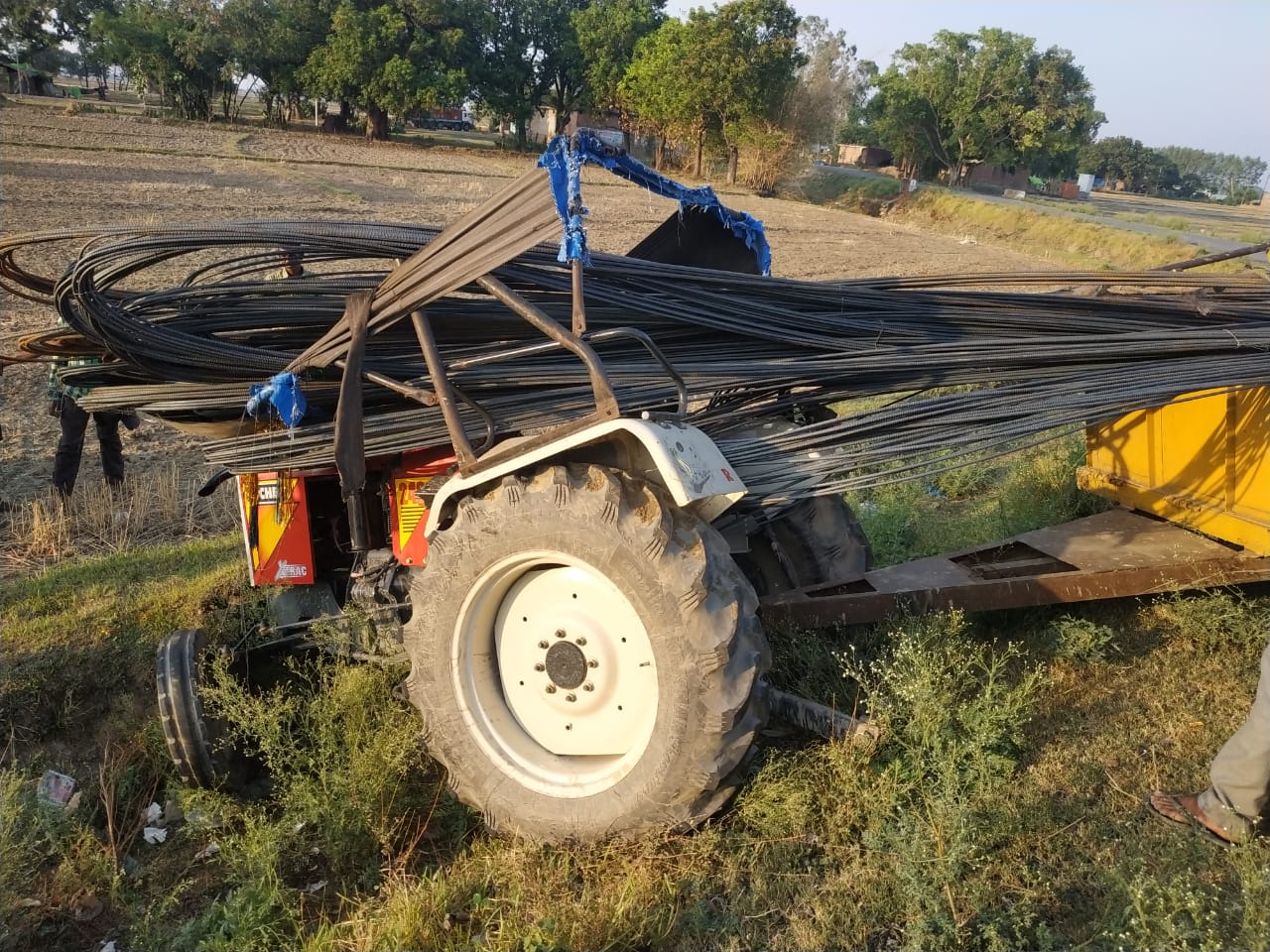 दुर्घटनाग्रस्‍त ट्रैक्‍टर और ट्रॉली