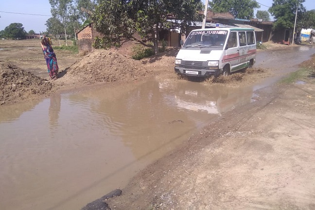 हल्‍की बारिश के बाद ही रास्‍तों पर भरा पानी