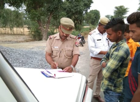 वाहन चेकिंग करते पुलिस