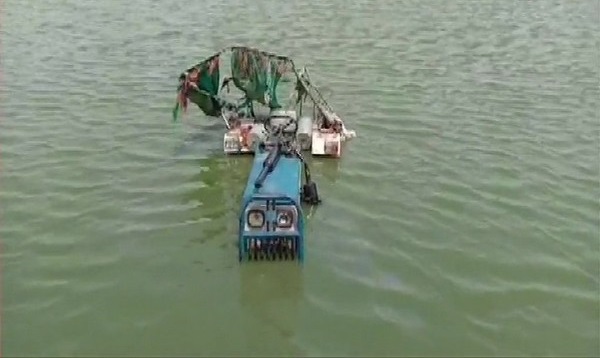 Tractor that fell into a pond in Bharatpur on Sunday