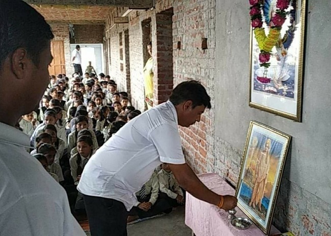 स्‍वामी विवेकानंद को अर्पित किए श्रद्धा सुमन