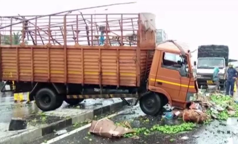 A truck and a car collided on Jogeshwari Flyover Bridge