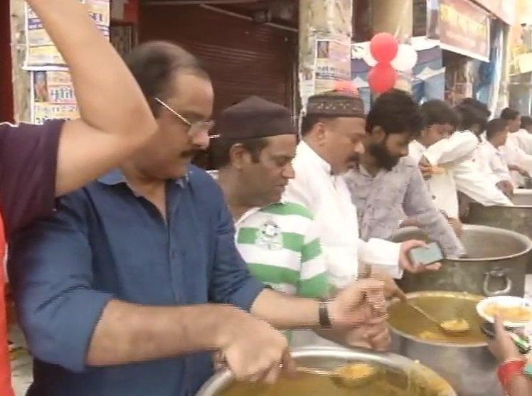 Aman Committee distributes food to Shobha Yatra participants