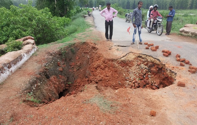 पहली ही बारिश में ढहा पनियरा मार्ग का बनरहवा पुल