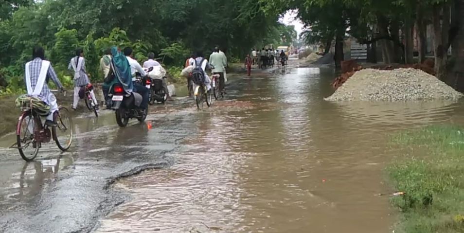 राहगीर परेशान