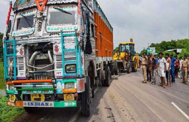 टक्‍कर मारने वाले ट्रक की नंबर प्‍लेट पर पुती कालिख।