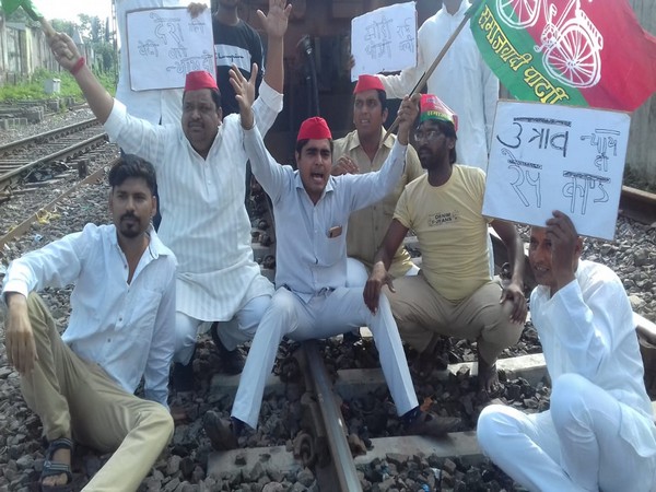 Samajwadi Party Chatra Sabha workers protesting against Yogi Adityanath government on Friday