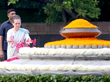 Sonia Gandhi paying tributes to Rajiv Gandhi