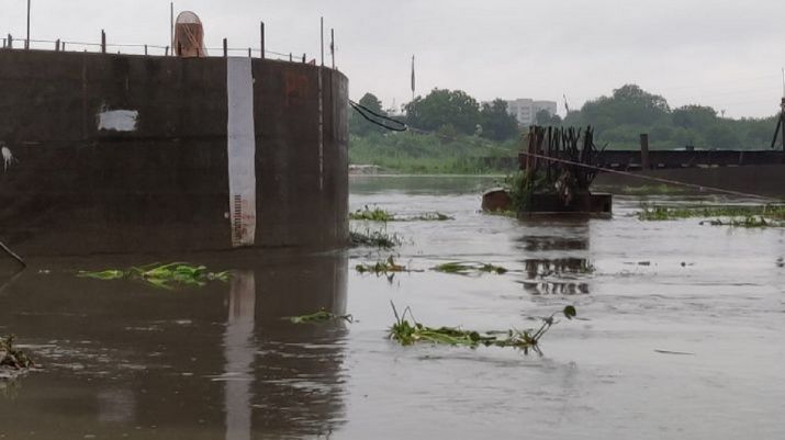 बाढ़ के बाद गांव में भरा पानी