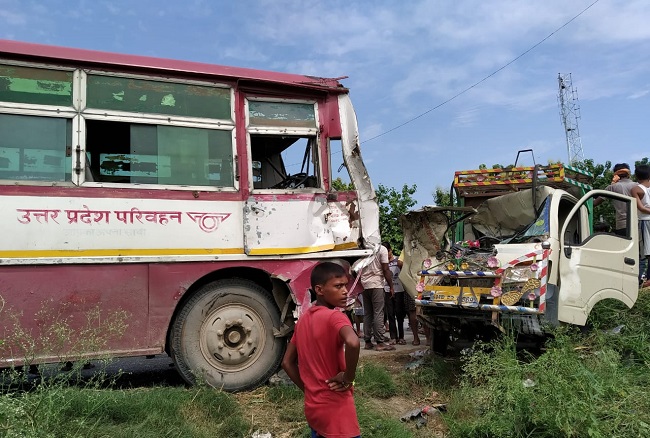 दुघर्टनाग्रस्‍त बस और पिकअप