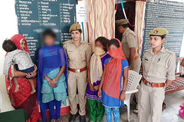 गिरफ्तार आरोपी के साथ पुलिस