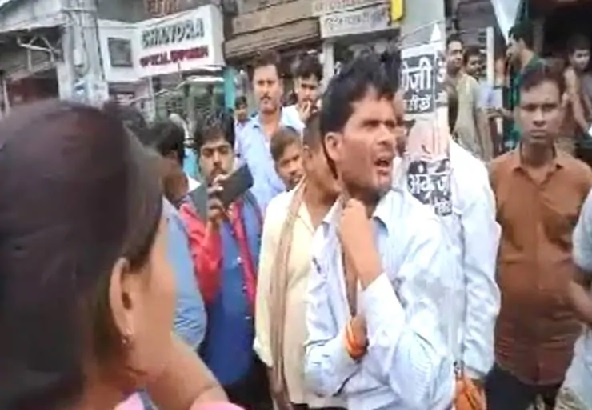 बीच सड़क पति की हुई पिटाई