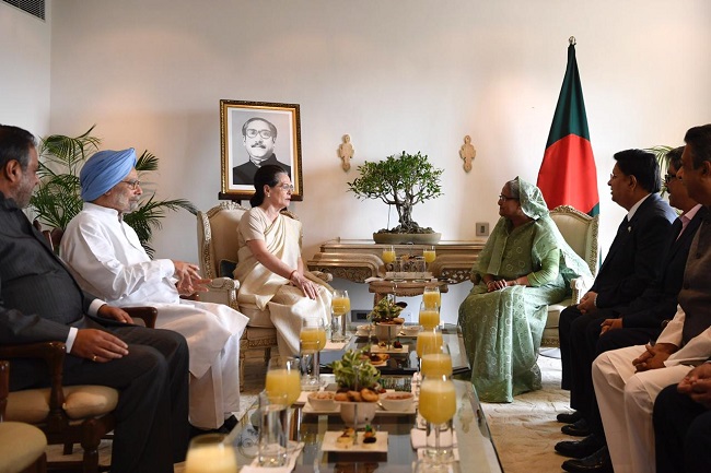 Former prime minister Manmohan Singh and Congress chief Sonia Gandhi met Bangladesh Prime Minister Sheikh Hasina