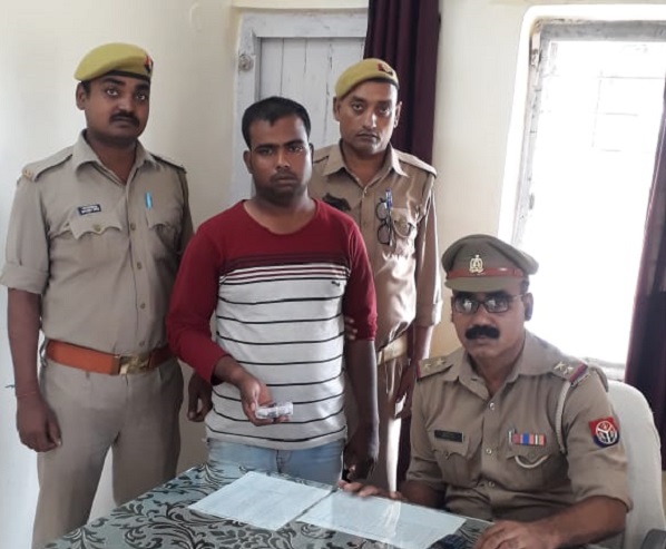 गिरफ्तार आरोपी के साथ पुलिस