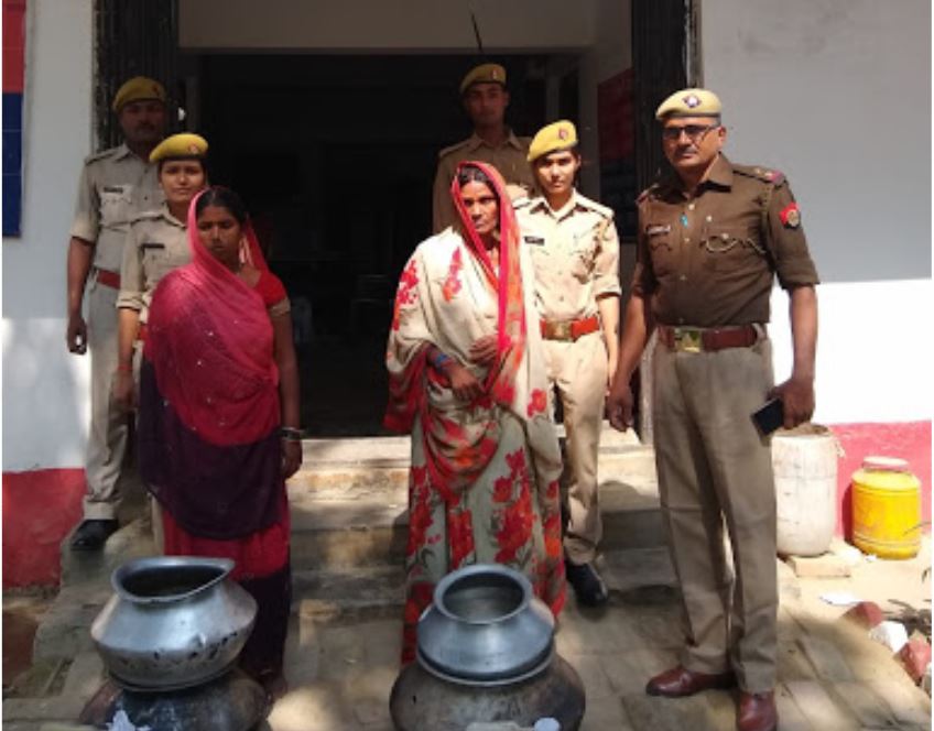 गिरफ्तार आरोपी के साथ पुलिस