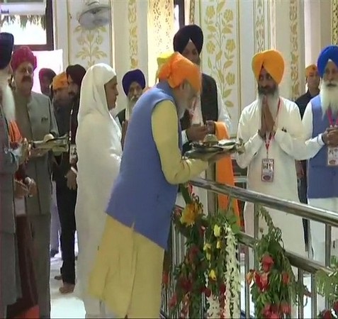 Prime Minister Narendra Modi paying his obeisance at Ber Sahib Gurdwara