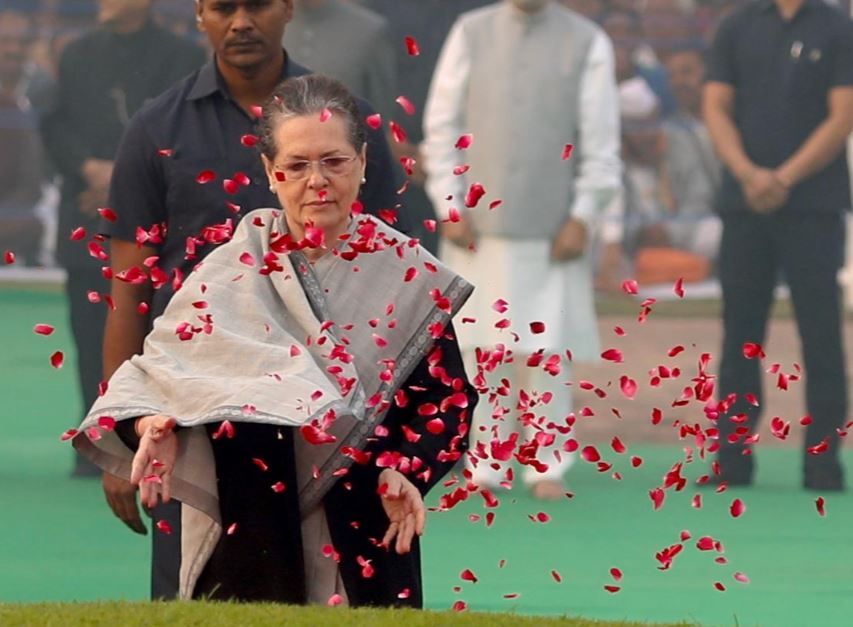 Sonia Gandhi paying tribute to India's first Prime Minister Jawaharlal Nehru