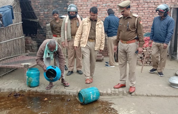 छापेमारी में बरामद हुई कच्ची शराब