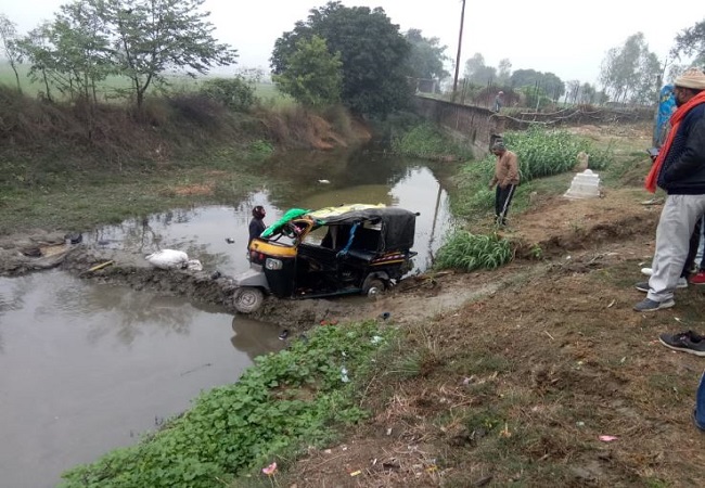 हादसाग्रस्त ऑटो