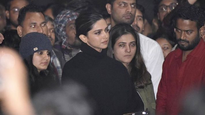 Deepika Padukone in  Jawaharlal Nehru University with the Students