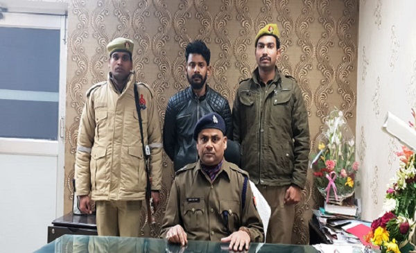 पुलिस संग गिरफ्तार आरोपी