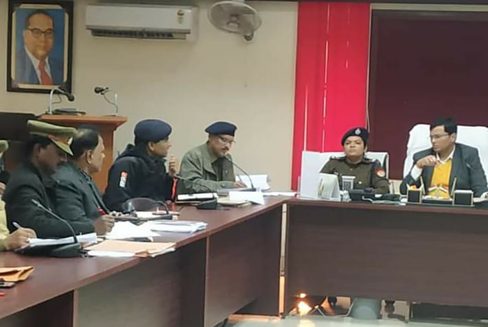 बैठक करते हुए पुलिस  प्रशासनिक अधिकारी