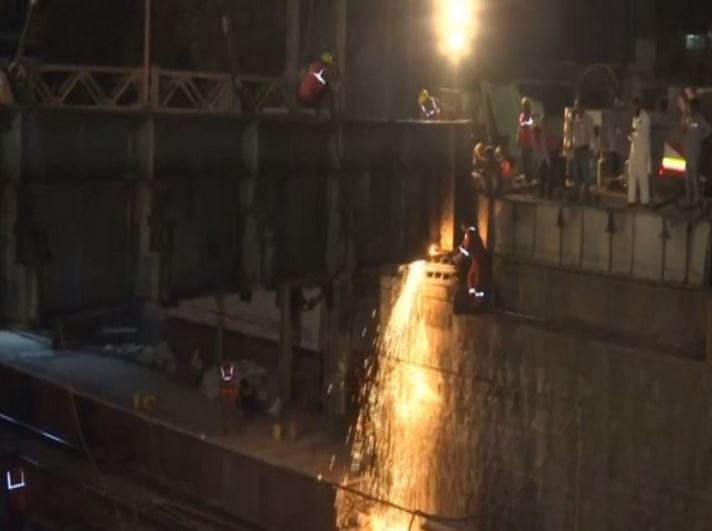 Dismantling of girders on Frere bridge being undertaken in Mumbai