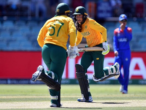 South Africa's Lizelle Lee and Sune Luus in action against Thailand