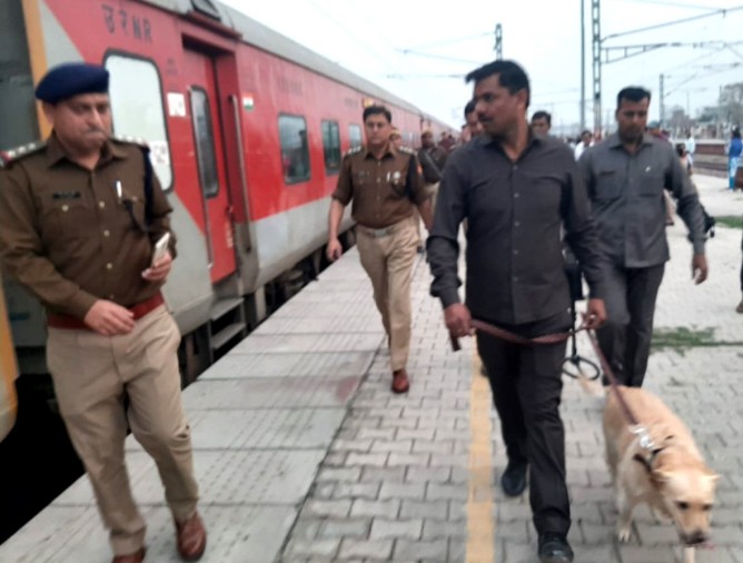 बम ढूंढती हुई पुलिस टीम