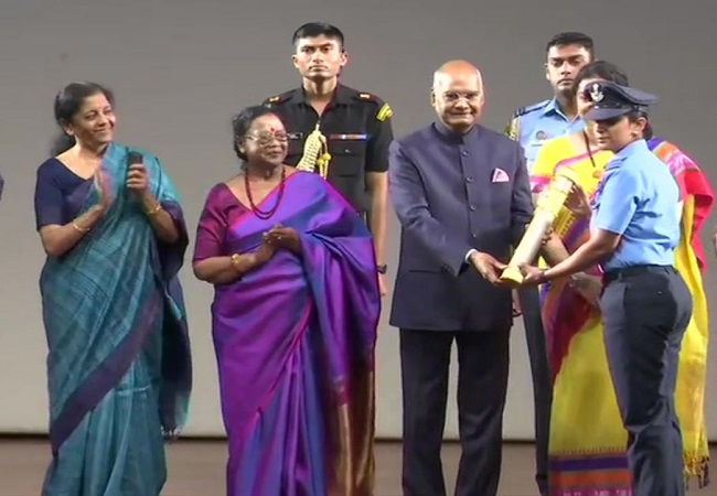 President Ram Nath Kovind presents Nari Shakti Puruskar to IAF's first women fighter pilots