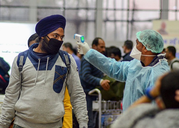 कोरोना वायरस की जांच करते डॉक्टर (फाइल फोटो)