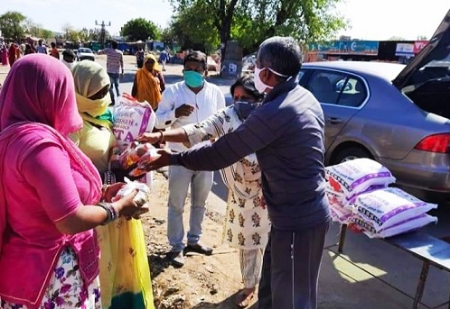 अमेठी सांसद द्वारा बांटी जा रही खाद्यान्न सामाग्री