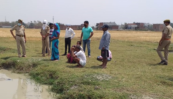 घटना स्थल पर पहुँचे फरेन्दा एसडीएम और सीओ