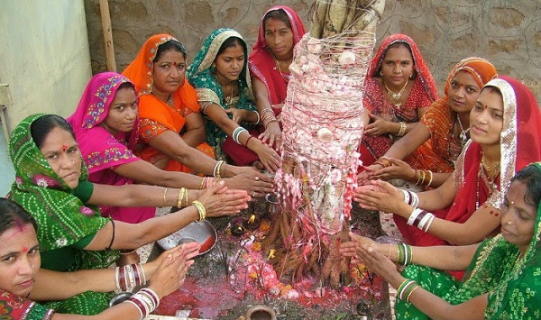 वट सावित्री व्रत करती हुई महिलाएं (फाइल फोटो)