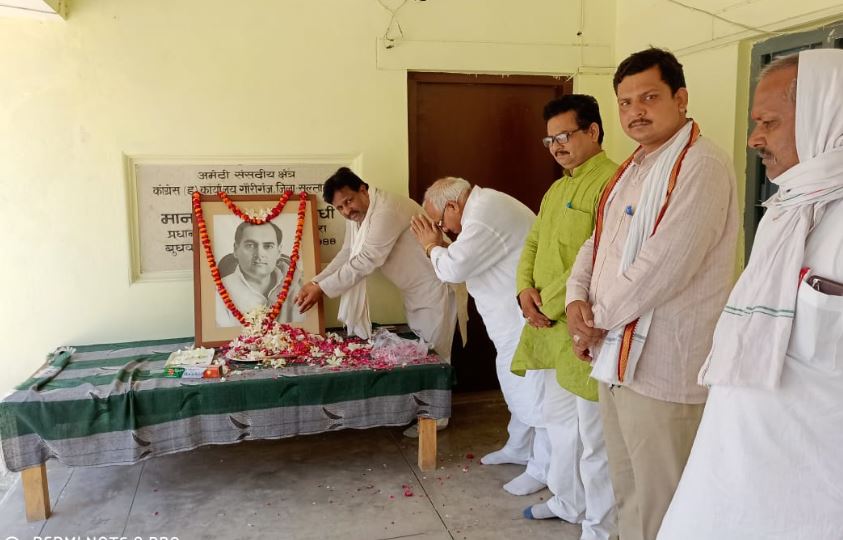 अमेठी में राजीव गांधी की प्रतिमा पर पुष्पांजलि करते कांग्रेसी नेता