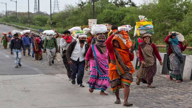 गांव लौटते प्रवासी (फाइल फोटो)