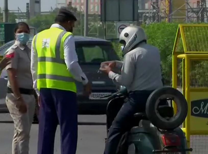 Police checking passes and IDs of people at Delhi-Gurugram border.