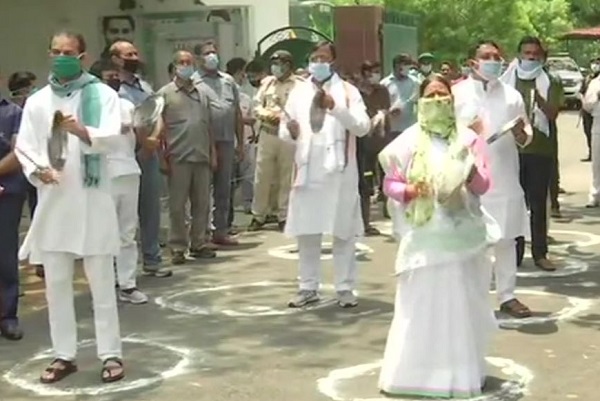 RJD leaders Rabri Devi and Tej Pratap clanging utensils.