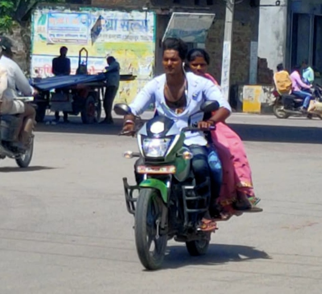 बिना मास्क के सड़कों पर दौड़ रही जनता