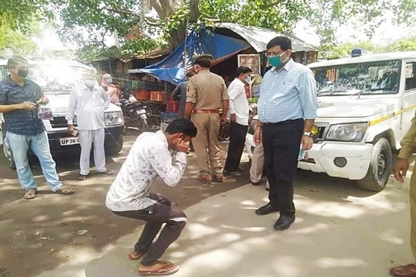 लॉकडाउन का उल्लंघन करने वालों से उठक बैठक करवाते एसडीएम तिलोई