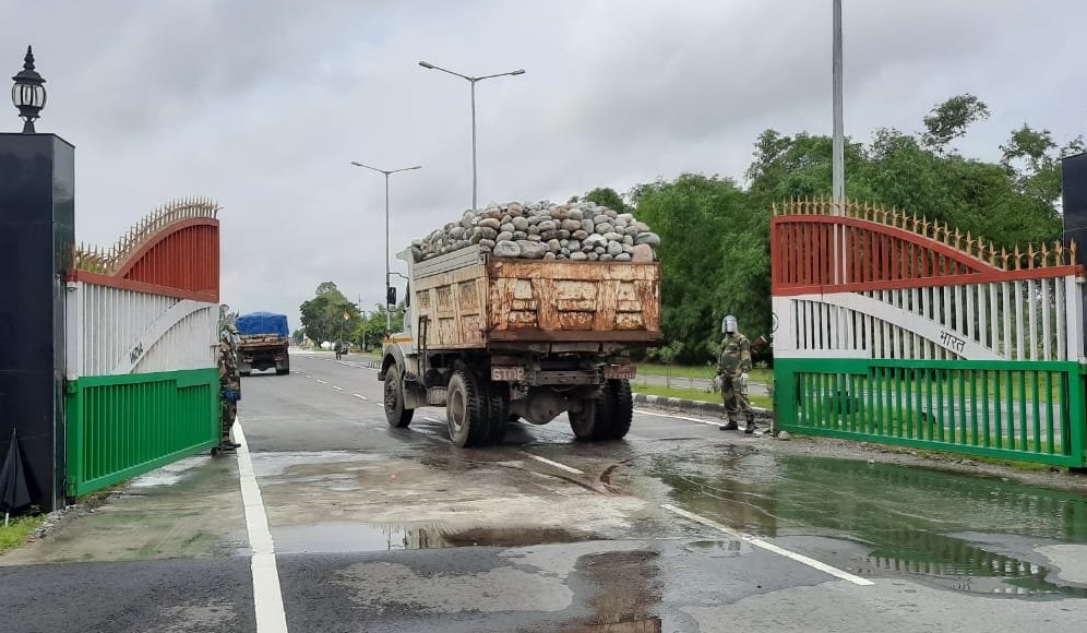 सीमा पर स्थित फुलबारी इंटीग्रेटेड चेक पोस्ट को पार करता ट्रक